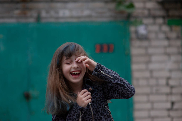Egy kilenc éves kislány portréja. Fényképek egy 8-9 éves lányról. - Fotó, kép