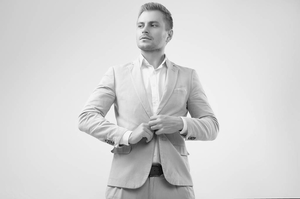 Bonito homem loiro modelo em um terno cinza moda em estúdio
 - Foto, Imagem