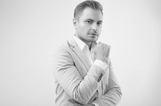 Bonito homem loiro modelo em um terno cinza moda em estúdio
 - Foto, Imagem
