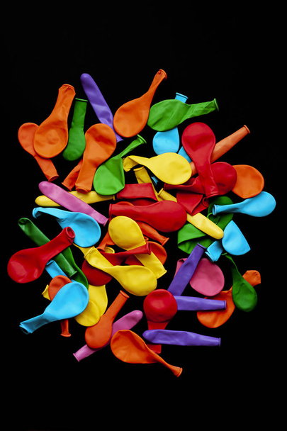 COLOR BALLOONS OF PARTY ON BLACK BACKGROUND. TEXTURE AND FUND FOR GRAPHIC RESOURCE - 写真・画像