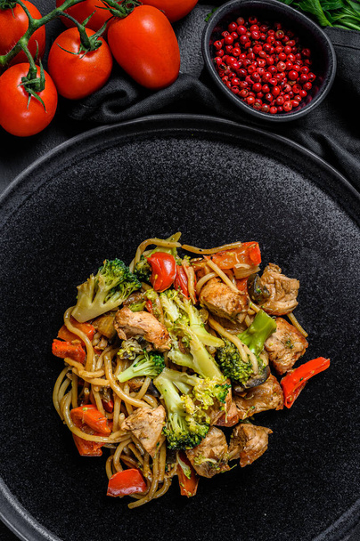 Pollo mescolare friggere con verdure soia salsiccia, wok. Cibo tradizionale asiatico. pietra tavolo nero
 - Foto, immagini