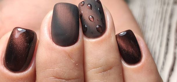 Сірий смугастий дизайн нігтів на жіночій руці крупним планом
. - Фото, зображення