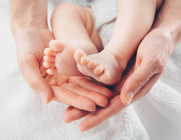 Baby feet in mother hands. Mom and her Child. Happy Family concept - Valokuva, kuva