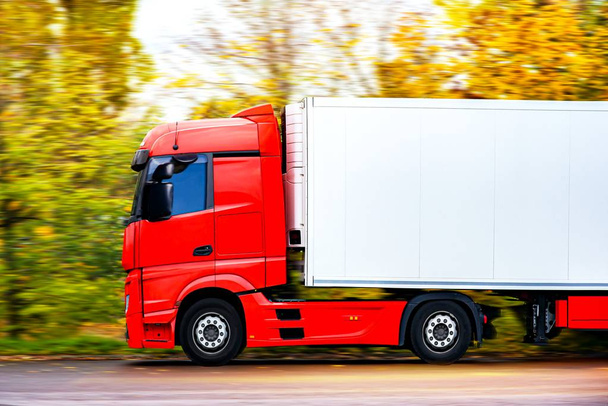 Camión en la carretera. Camión - Transporte de mercancías. entrega de carga
 - Foto, Imagen