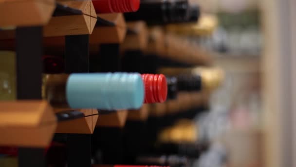 borosüvegek egy nagy állványon egy borospincében - Felvétel, videó