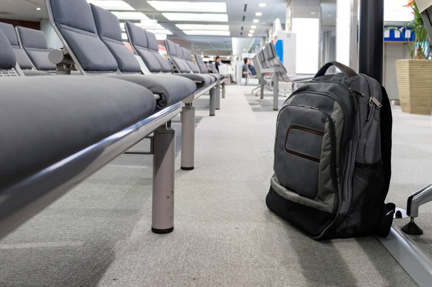 Felügyelet nélküli kabin hátizsák elhagyott a földön a repülőtéren. - Fotó, kép