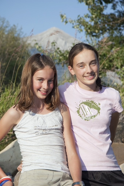 twee meisjes samen in de bergen - Foto, afbeelding