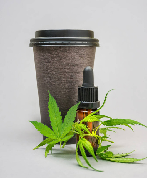 Cannabis Cbd infúziós kávé eldobható csésze kenderlevél ellen világosszürke háttér - Fotó, kép