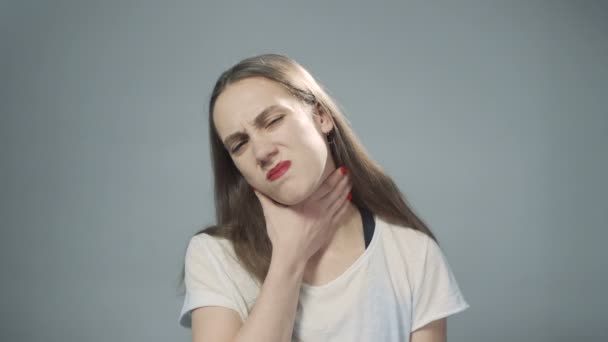 Video mladé dívky s bolestí v krku - Záběry, video