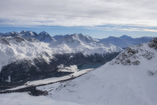 panorama de Sankt Moritz Saint Moritz, San Maurizio ciudad y lago en Engadine, Alpes suizos, durante el invierno
 - Foto, imagen