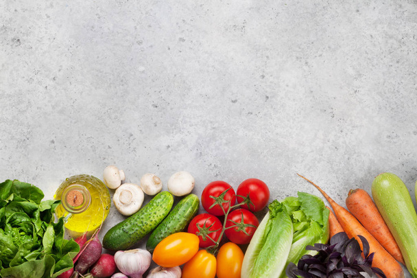 Směs syrové organické zeleniny, bylin a koření. Čerstvé zahradní vegetariánské jídlo. Pohled shora na kamennou tabulku s prostorem pro kopírování - Fotografie, Obrázek