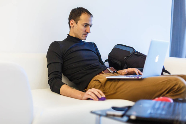 Jeune homme travaillant sur ordinateur portable
 - Photo, image