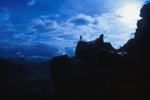 турист, стоячи на великий камінь на краю скелі в Альберті - Фото, зображення