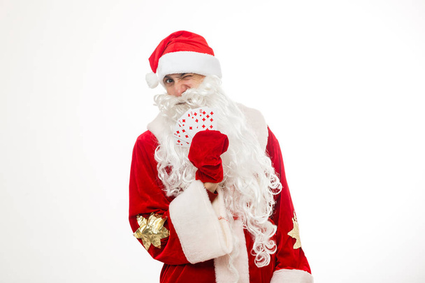 Санта держит игральные карты, изолированные на белом
 - Фото, изображение