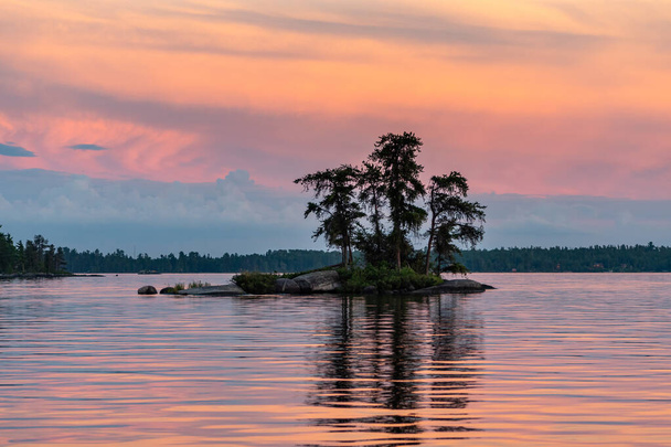 Piccola isola di fronte al tramonto rosa
 - Foto, immagini