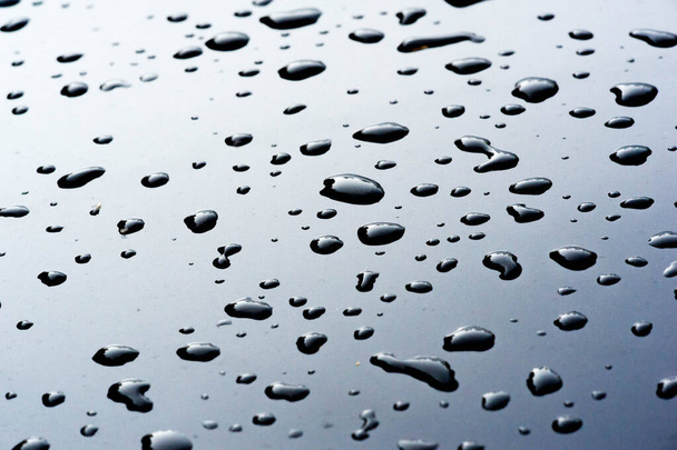 Letni deszcz, krople wody na farby samochodowe. Mała runda lub p - Zdjęcie, obraz