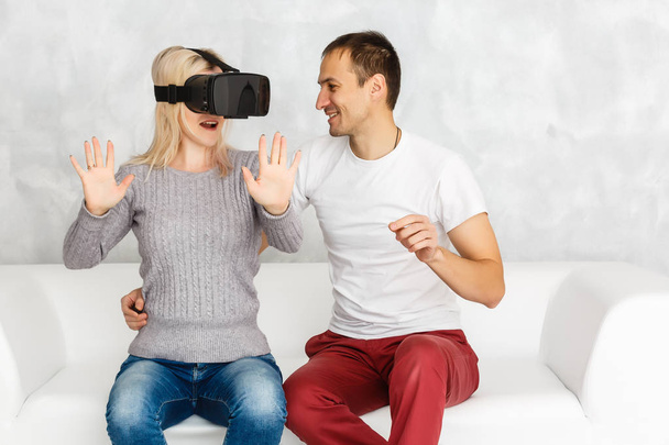 Веселая пара, развлекающаяся с виртуальной реальности дома
  - Фото, изображение
