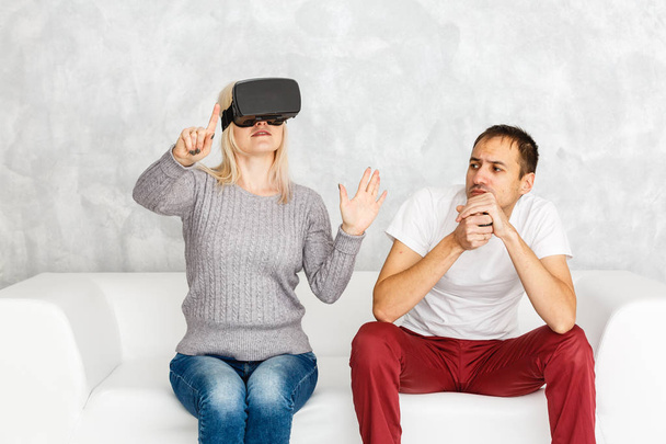 Pareja alegre divirtiéndose con VR en casa
  - Foto, Imagen