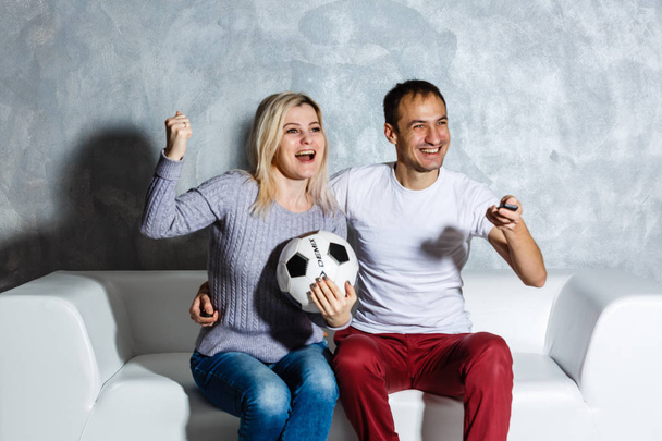 Giovane coppia guardando il calcio a casa
 - Foto, immagini