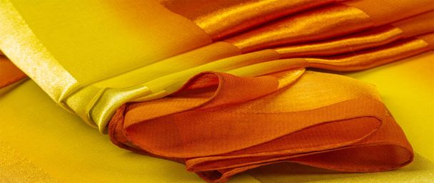 Tekstura, tło, żółta jedwabna tkanina w paski z metalicznym  - Zdjęcie, obraz