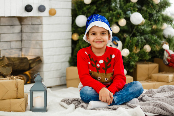 Küçük çocuk Noel ağacının yanında. - Fotoğraf, Görsel