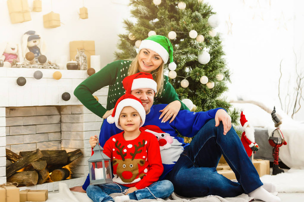 onnellinen perhe juhlii joulua yhdessä kotona
 - Valokuva, kuva