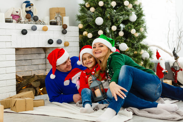 šťastná rodina slaví Vánoce společně doma - Fotografie, Obrázek