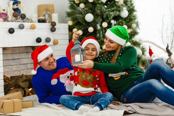 ευτυχισμένη οικογένεια γιορτάζει τα Χριστούγεννα μαζί στο σπίτι - Φωτογραφία, εικόνα