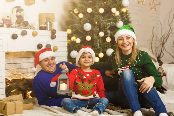 glückliche Familie feiert Weihnachten gemeinsam zu Hause - Foto, Bild