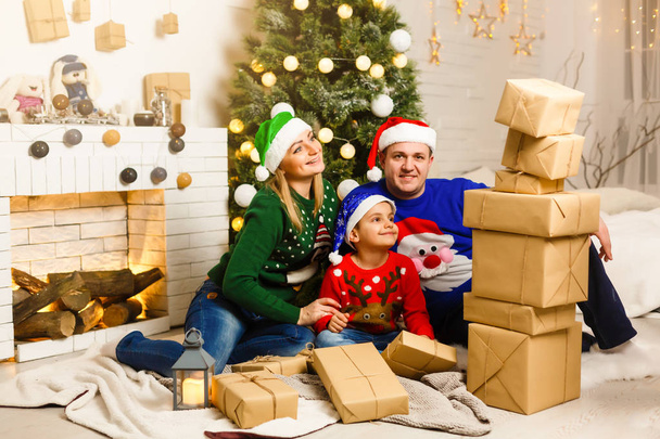 Okouzlující rodina sedí u vánočního stromu - Fotografie, Obrázek