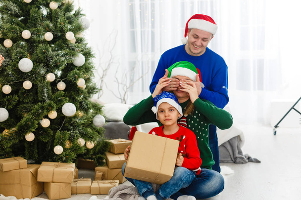 Μητέρα, πατέρας και γιος γιορτάζουν τα Χριστούγεννα μαζί στο σπίτι - Φωτογραφία, εικόνα