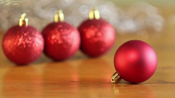 Noel ve yeni yıl arkaplanlarında Noel baloları - kırmızı Noel ağacı topları - Video, Çekim