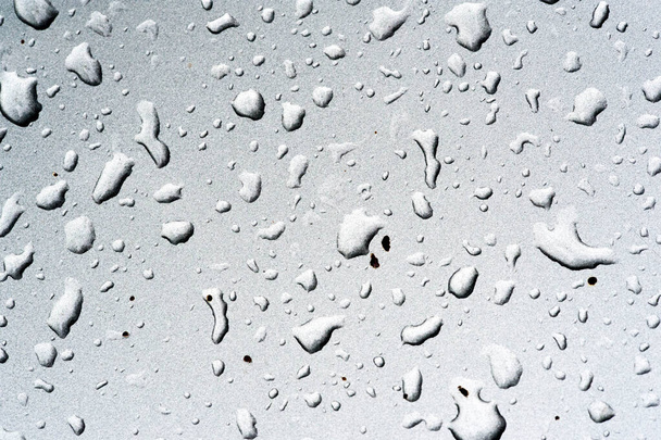 летний дождь, капли воды на автомобильную краску. маленький круглый или p
 - Фото, изображение
