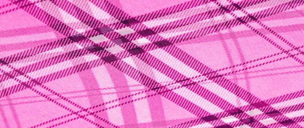 seda, pano rosa (cravo), papel de parede xadrez em uma torta de gaiola
 - Foto, Imagem