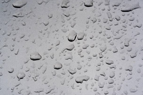 lluvia de verano, gotas de agua en la pintura del coche. una pequeña ronda o p
 - Foto, Imagen