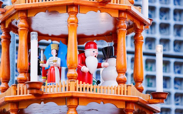 Kerst Carrousel in Kerstmarkt Kaiser Wilhelm Memorial Berlijn nieuw - Foto, afbeelding