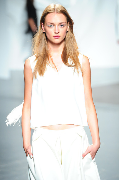 Model walks the runway at the Tibi Spring show - Foto, Imagen