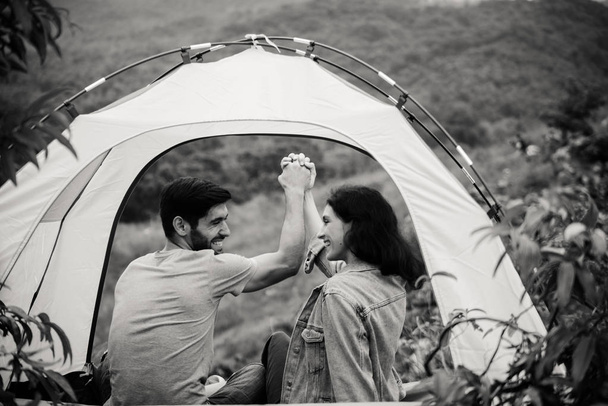 Genießen camping Paar Liebhaber sitzt im Zelt glücklich und lächelnd, schwarz-weiß getönt - Foto, Bild