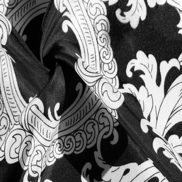 textura, pozadí, černá hedvábná tkanina s monogramovou maskou E - Fotografie, Obrázek