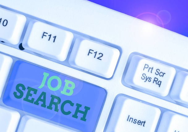 Sana kirjoittaa tekstiä Job Search. Liiketoiminta käsite teko osoittaa löytää työtä sopii hänen ammattinsa
. - Valokuva, kuva