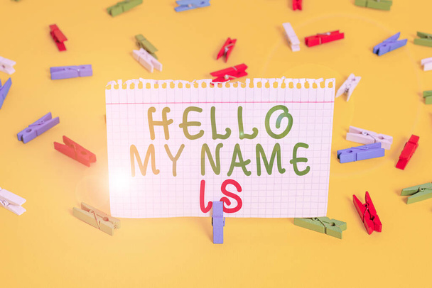 Текст от руки Hello My Name Is. Концепция, означающая знакомство с новыми работниками в качестве презентаций Цветные вешалки для одежды пустые напоминания желтый этаж фоновый офис
. - Фото, изображение
