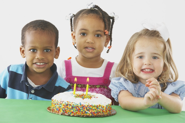 τρία παιδιά με μια τούρτα γενεθλίων - Φωτογραφία, εικόνα