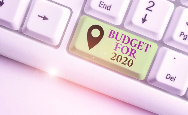 Nota de redação mostrando Orçamento para 2020. Foto de negócios mostrando uma estimativa por escrito de receitas e despesas para 2020
. - Foto, Imagem