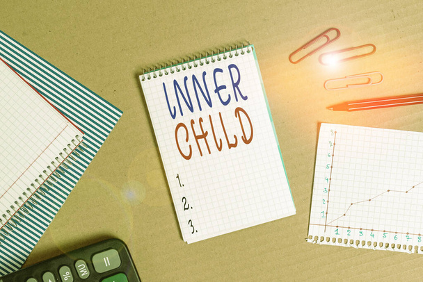 Inner Child 'ın el yazısı. Kavram, genellikle bir gösterinin saklı çocuksu kısmı göstergedir çizgili kağıt tahta not defteri karton ofis çalışma malzeme grafiği pap - Fotoğraf, Görsel