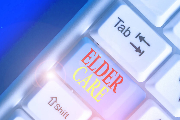 Käsikirjoitus Elder Caresta. Business valokuva esittelee hoitoa vanhempi osoittaa, jotka tarvitsevat apua lääketieteellisiä ongelmia
. - Valokuva, kuva