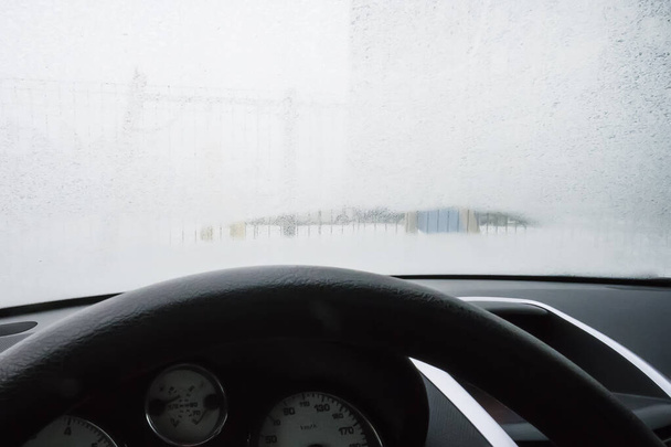 Arabanın ön camını kapat, arabanın ön camında don var. Sürücü tarafından bir bak. Soğukta çözücü, çözücü - Fotoğraf, Görsel