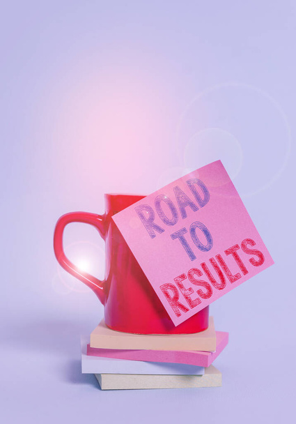Fogalmi kézírás mutatja Road To Results. Üzleti fotó bemutatása Üzleti irány Útvonal Eredmények Célok Progress Kávé csésze színes ragacsos jegyzet stacked párnák sima háttér. - Fotó, kép