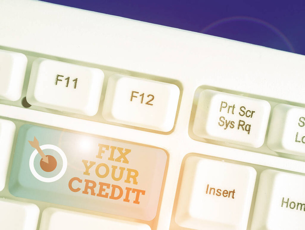 Szöveg írása a hitel Fix szó. Üzleti koncepció folyamatosan egyenlegek alacsony a hitelkártyák és egyéb hitel. - Fotó, kép
