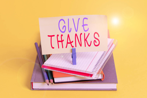 Konceptualne pismo ręczne pokazujące Give Thanks. Biznes zdjęcie wyświetlanie wyrazić wdzięczność lub pokazać uznanie Potwierdź życzliwość Book ołówek prostokąt kształt przypomnienie notebook clothespins. - Zdjęcie, obraz