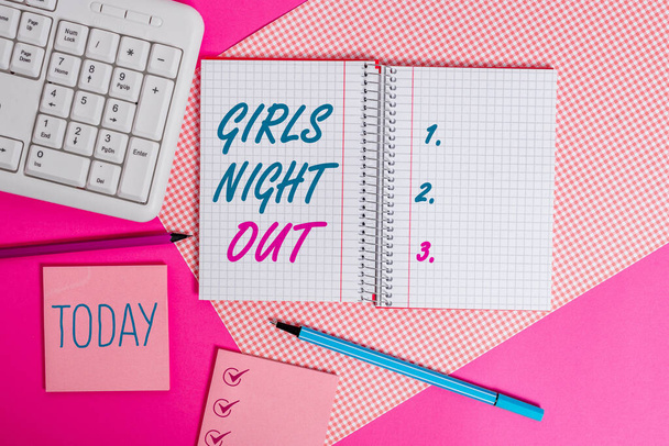 Pisanie odręcznego smsa Girls Night Out. Pojęcie wolności i wolnej mentalności dla dziewcząt we współczesnych czasach Pisanie sprzętu i rzeczy komputerowych umieszczonych powyżej kolorowych zwykły stół. - Zdjęcie, obraz